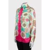Silk shirt with a bright print and tag