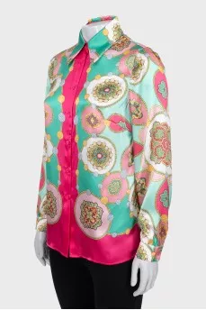 Silk shirt with a bright print and tag
