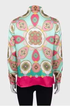 Silk shirt with a bright print and tag