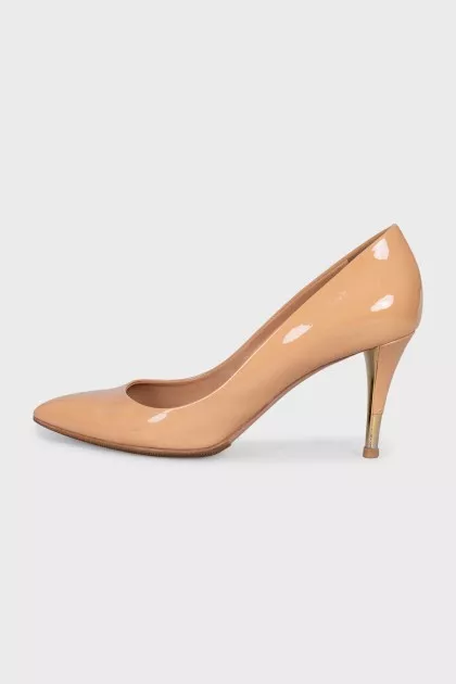 Patent leather shoes with gold heels