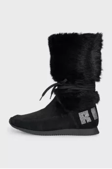 Suede boots decorated with fur