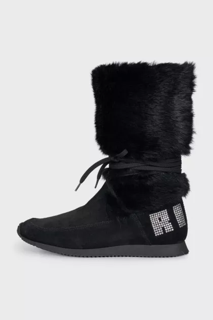 Suede boots decorated with fur