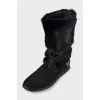 Suede boots decorated with fur