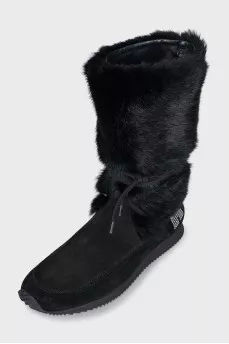 Suede boots decorated with fur