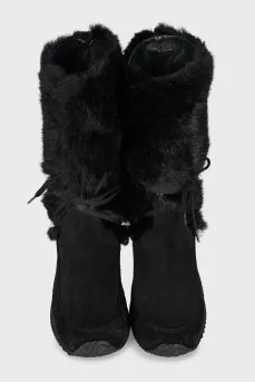 Suede boots decorated with fur
