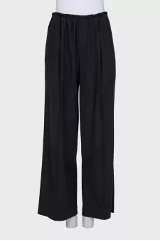 Loose trousers with a stitched crease