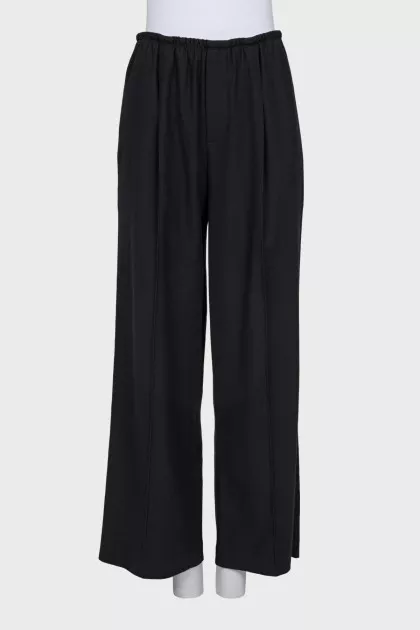 Loose trousers with a stitched crease