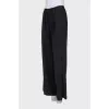 Loose trousers with a stitched crease