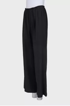 Loose trousers with a stitched crease