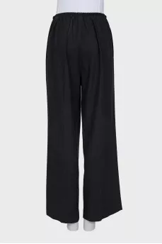 Loose trousers with a stitched crease