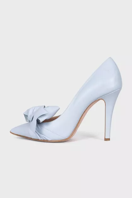 Leather pumps decorated with a bow