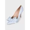 Leather pumps decorated with a bow