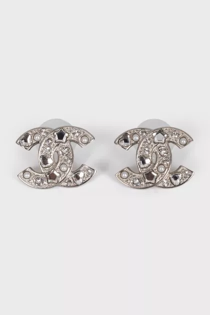 Logo-shaped earrings with crystals