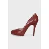 Leather shoes with embossed heels