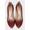 Leather shoes with embossed heels