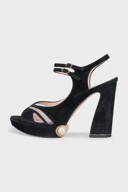 Suede sandals decorated with pearls