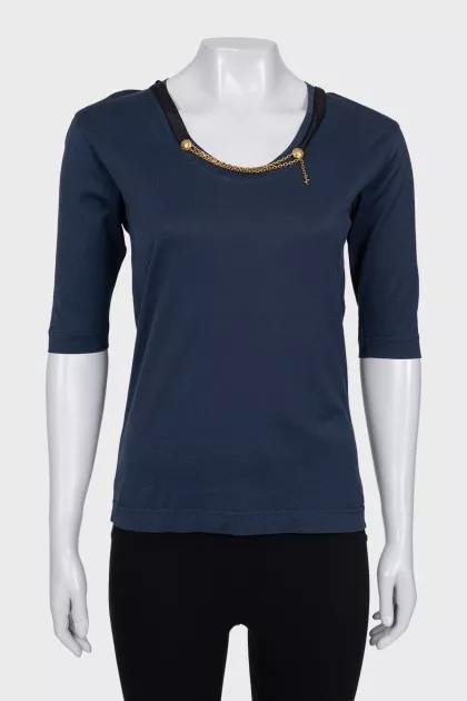 Straight T-shirt decorated with a chain