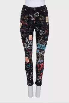 Джинсы skinny в фирменный принт