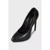 Leather pumps decorated with laces