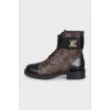 Leather boots in the signature Wonderland print
