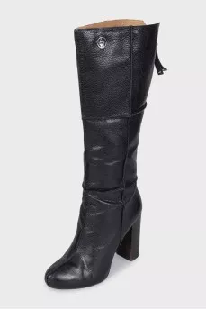 Black leather boots with a zipper