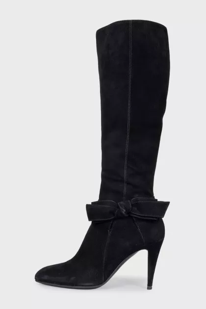 Black suede boots with a bow