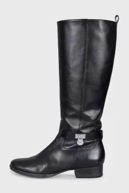 Leather boots with silver pendant