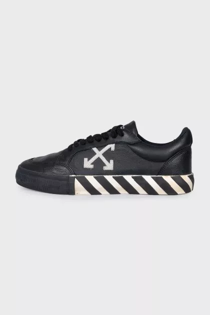 Men's sneakers with a branded patch and print