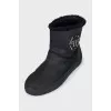 Men's insulated boots with a silver logo