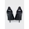 Patent black pumps