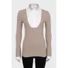 Pullover with a white collar