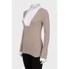 Pullover with a white collar