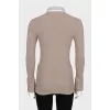 Pullover with a white collar
