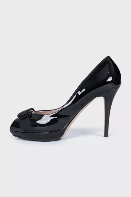 Patent leather heels with a bow
