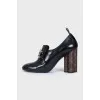 Leather shoes with a printed scalloped heel