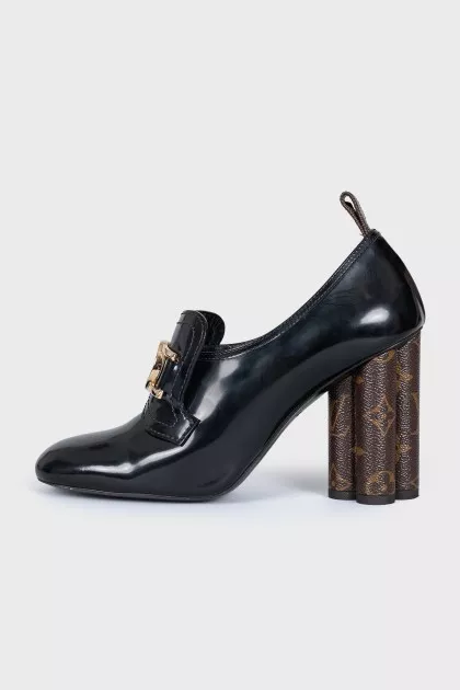 Leather shoes with a printed scalloped heel