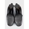 Leather shoes with a printed scalloped heel