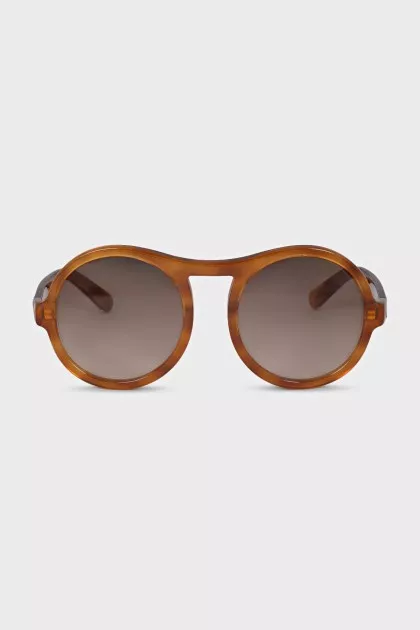 Sunglasses with a shaped nose bridge