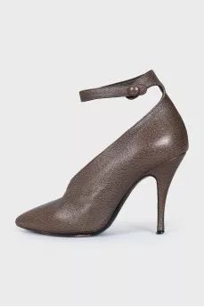 Leather shoes with a button
