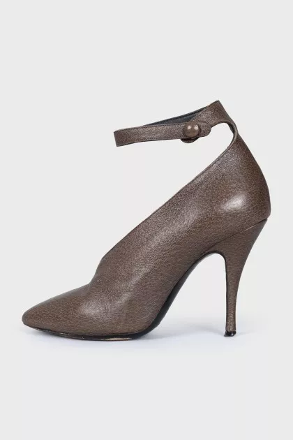 Leather shoes with a button