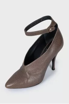 Leather shoes with a button