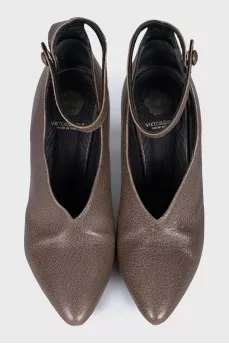 Leather shoes with a button