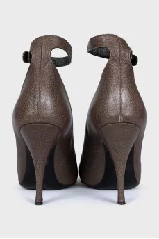 Leather shoes with a button