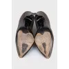 Leather shoes with a button