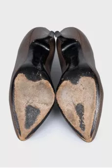 Leather shoes with a button