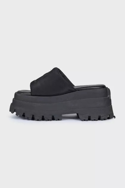 High-soled flip-flops with a logo