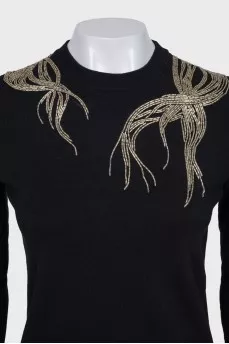 Fitted jumper decorated with beads