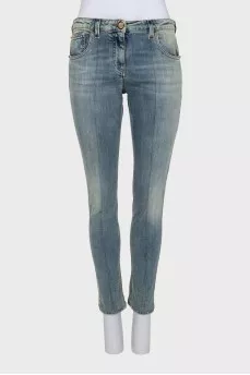 Tapered jeans with a distressed effect