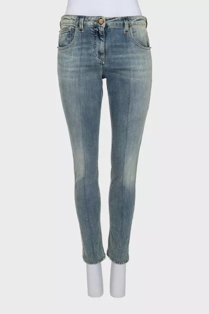 Tapered jeans with a distressed effect