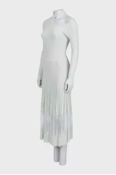 Fitted dress with an accent neckline